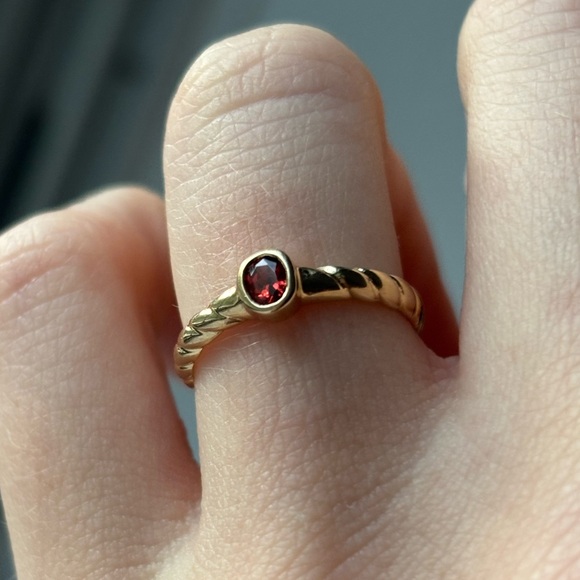 18k Yellow Gold Garnet Ring